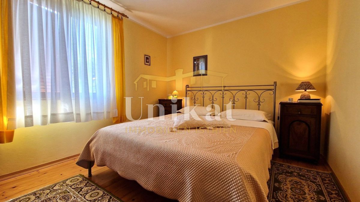 Samostojna hiša z stanovanjem, kletjo in garažo ter pogledom na morje, Buje